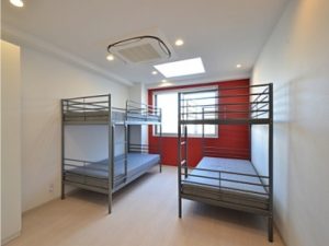 部屋はドミトリー形式で3人1部屋