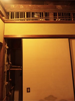 押入れの縄ばしごで上がったところにある中二階から、忍者の人形が覗いている