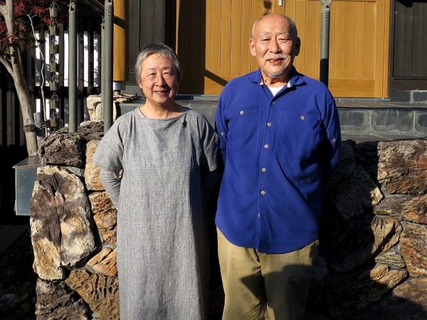 大阪府から移住してきた惟康さんご夫妻。「趣味の時間を大切にしていたら案外忙しくて。こんなに忙しく過ごすつもりじゃなかったのだけど」と笑う。それでも、時間に追われて仕事をしているわけではないので、ストレスはまったくないそうだ。「移住では市や県の職員の方にたいへんお世話になりました。私たちが移住してきた14年前と比べ、今なら移住のためのプログラムがもっと整備されているので、よりスムーズに移住できるのではないでしょうか」