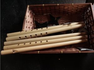 忍者の道具。横笛のように見えるのは吹き矢だ