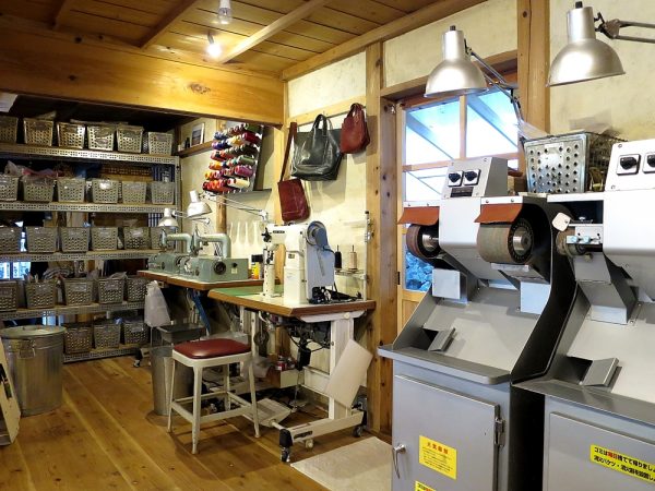 工作機械などが並ぶ工房スペース。この場所まで多くの生徒さんが山道を走り通ってくる。「この場所への道のりも靴づくりのひとつのプロセス。ここまで足を運んでくれるのが嬉しいですね」。今回ガイド役を努めてくれた高知県担当者の友人もこの工房の生徒さんで、担当者も驚いていた