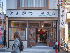 外観はそのまま、カフェと宿に転用されたシーナと一平。子どもを対象としたリノベーションスクールなども行われており、地域を元気にする存在として使われている
