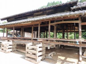 曳家と呼ばれる工法で家ごと持ち上げて柱を修繕する。腐った部分を切り、新しい木を継ぎ足して造りかえるのは、高度な大工技術が必要なのだそう（写真提供/愛知県古民家再生協会）