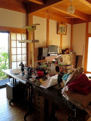 洋裁好きなさちほさんの部屋。時間を見つけては洋服をつくっているそう。昔ながらの足踏みミシンは高知に来てからいただいたもの