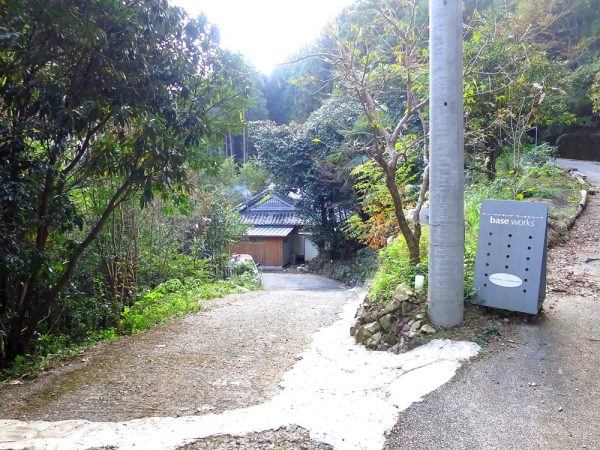 勝見さんが開催する靴づくり教室「base works」入口。1日で行う体験クラスもあるので興味のある人は行ってみては。</br>勝見さんと話をするだけでも有意義な時間が過ごせるはずだ