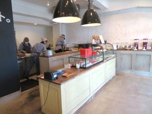 店内のカウンターを挟み、奥は作業スペース。何人かが黙々とチョコレートを作っていた