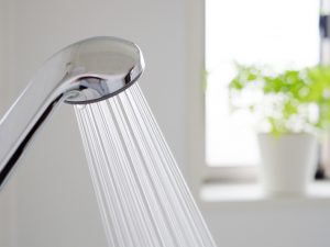 シャワーを浴びたりかけ湯をしてからお湯に浸かるようにすると、温度変化に適応しやすくなる。頭や肩からではなく、足下などからじょじょに温めよう