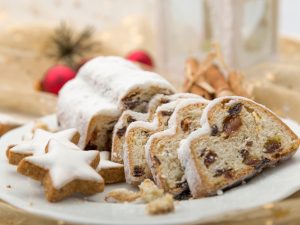 ドイツでは、ドライフルーツや油脂をたっぷり使ったシュトーレンと呼ばれるパンをクリスマスまで少しずつ食べる習慣も