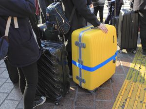 住宅街のアスファルトや集合住宅の廊下でキャリーバッグを引く音は、静かな早朝、深夜帯は特に周辺に響く