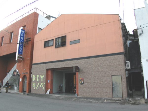 シンポジウム会場となった元キャバレー跡地。<BR />炭鉱で栄えた大牟田を象徴する建物は、現在バー、レンタルスペースとして活用されている