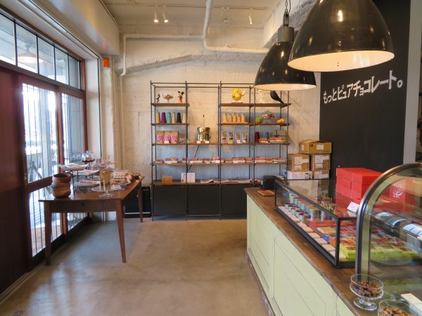 シンプルに元々の壁を生かして作られた店内。当初はもっといろいろデザインをするつもりだったそうだが、内装を剥がしてみたところ、躯体の持つ力強さに圧倒され、それをそのまま見せるようにしたという