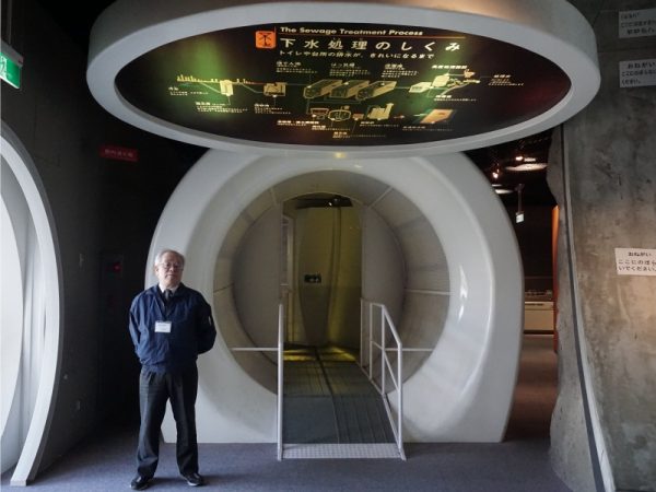 便器を模した展示場の前に立つ手嶋義一館長