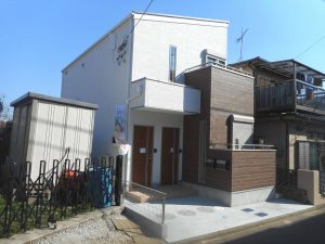 画像の玄関ポーチ上はバルコニーのような形状をしているが、出入り口のないデッドスペースになっている。このような空間は普段目が届かないので排水口に落ち葉などが詰まり雨漏りの原因になりやすい（画像提供：ルーツコーポレーション）