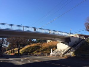 多摩ニュータウン内に張りめぐらされたペデストリアンデッキ。歩車分離が徹底しており、車道を横切らなくとも家から駅前まで行くことができる