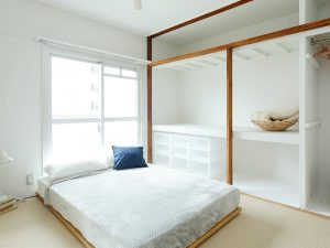 押入れは木枠だけ残してフリースペースに。無印良品の収納用品が収まるように設計されている