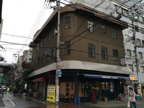 20年ほど前に鋼製サイディングが施工され、元々のファサードを覆いつくしていた建物