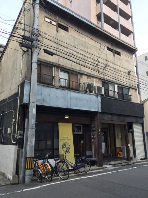 築60年の長屋を改装したゲストハウス「界音」。外観からは想像しにくいが、中に入ると鰻の寝床を思わせる長い通路があり、非常に開放感のある空間が広がっている