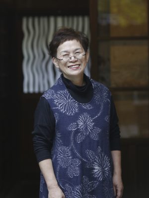 株式会社石見銀山生活文化研究所 代表取締役所長 「登美」デザイナー 松場登美氏。昭和24年生まれの登美氏は、高度成長期以前の昔ながらの知恵ある日本の暮らしを体験した世代。「だからこそ、その暮らしを伝えるのは私たちの世代の責任だと思っているんですよ。この家を通してやりたいことは利益の追求ではなくて、孫たちに何が残せるかということ」という