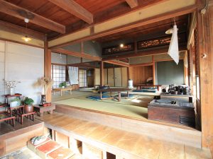 築80年以上経過した母屋と築130年の離れをリノベーション。写真の部屋はゲストたちの共有スペースとなる母屋1階の居間。この家の押し入れに仕舞い込まれていたり、ご近所さんの旧家からもらい受けてきた火鉢や調度品が並ぶ