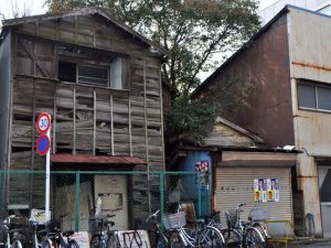 狭小区画で建て込んでいる場合は、そうでないときより25%も地価を下げることが推計されている（写真はイメージ）