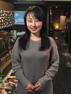 2008年のオープン時から「界音」のマネージャーを務める原さん。外国人宿泊客からの観光に関する質問に対して、親身に応える姿が印象的だった