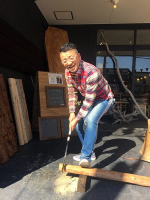 自ら丸太切りにチャレンジする水野さんは、木を愛するアイデアマン。明るい水野さんの“人となり”にふれて同店のファンになる人も多い