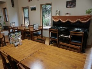 東川宮司は、生活を成り立たせるためカフェも経営している