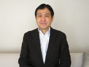 お話をうかがった株式会社リビタ  一棟事業本部の斎藤渉さん。「静けさや日の入り具合など、東京の中で素晴らしい立地や環境の物件を見つけ出しリノベーションをするのが『R100 TOKYO』で、広尾ガーデンヒルズはその象徴です。ぜひご見学いただき、そのエッセンスをご自宅のプランに活かしていただきたいですね」