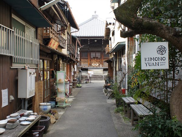 2階の手すりなど、かつて花街だった風情を残す松應寺横丁。奥に見えるのは、岡崎空襲での焼失を免れた太子堂 
