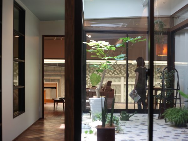 玄関からインナーバルコニーとリビングを通して商店街を望む。通常のマンションや戸建てにはないオリジナルの「豊かな空間」だ（撮影：camekiti）