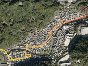 足助町の航空写真。色付けされている道がかつての伊那街道（写真提供：豊田市教育委員会 文化財課）