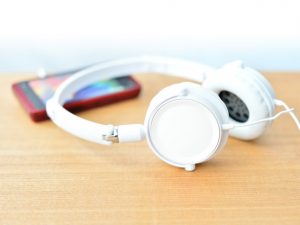 どうしても大音量で音楽を楽しみたいなら、イヤホンかヘッドホンの利用をお勧めする