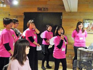 登壇した「しゃべりばち☆おとめの会」のメンバーたち。飛騨弁交じりの楽しい語り口で、研修受講者をなごませてくれた

