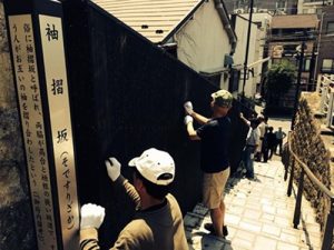 神楽坂の象徴のひとつである黒塀の美観を維持するために、塀を塗り直すワークショップを開催。昔ながらの風情ある街並みも住民の手で守られている