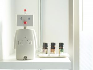 コミュニケーションロボット「BOCCO」 。スマートフォンのアプリと連動してメッセージのやり取りができる