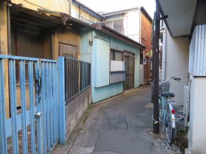 地域内には不思議にカーブする路地がいくつか残されていた