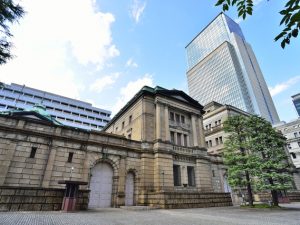 量的緩和からマイナス金利まで次々とうち出された「黒田バズーカ」