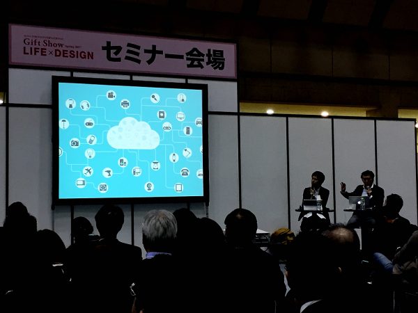 セミナー会場の様子。IoT機器から取得したデータをクラウドで管理する様子を説明するきびだんご株式会社代表取締役 松崎良太氏