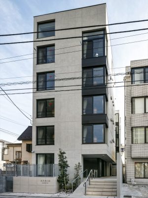 民泊マンション「KARIO　KAMATA（カリオ　カマタ）」外観。周辺は通りから少し入った住宅地