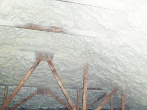 天井裏に断熱材を吹き付けた様子、カナダ製の現場発泡の吹き付け断熱材