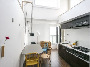 各室の壁には小さな一輪挿しが。生活するように旅を楽しんでもらう施設という意図が伝わる