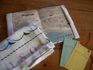 大磯の地図を片手に各処でスタンプを押してオリジナルのてぬぐいを完成。てぬぐいは、大磯の山と海がモチーフに