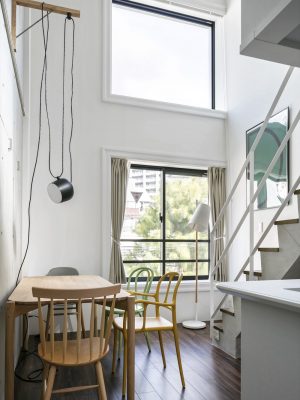 最上階を利用したメゾネットは開放感のある部屋。右の階段を上がったところに寝室がある