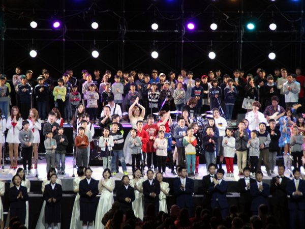 第一線で活躍している岡崎出身のアーティストやミュージシャンらを迎えて盛大に開催された音楽の祭典「ENERGY FES.」。出演者全員がステージに集まり感動のフィナーレを迎えた。（写真提供/岡崎まち育てセンター・りた）