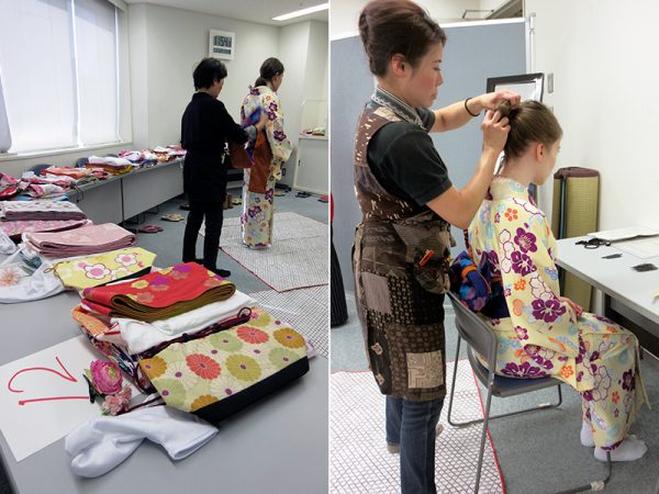 ２月に行われた「大阪・和の暮らしを体験する会」の様子。着付師が前もって長襦袢に半襟を付け、着物と帯の柄をコーディネートした和装を外国人参加者に着せて、美容師が髪を結った