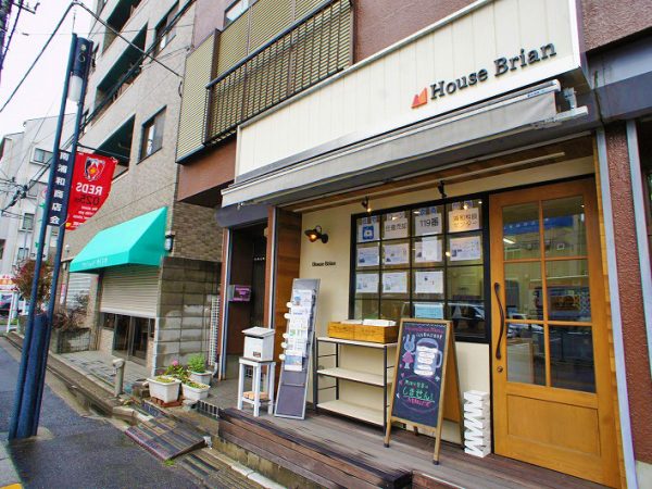 ▲思わずカフェと間違えて入店しそうになるお客さんも多いというハウスブリアンの外観。離婚を経て新しい人生への第一歩を踏み出す際には、どうしても生活拠点となる『新しい住まい』が必要になる。しかし現実に目を向けてみると、不動産業界内ではいまだに離婚女性やシングルマザーへの偏見が残っており、住宅ローン融資の難しさや不動産会社による両手仲介（※）など、様々な課題に直面するケースが多いという。※両手仲介というのは不動産会社が物件の売り主と買い主の双方から仲介手数料を得ること。違法ではないが、近年問題視されている