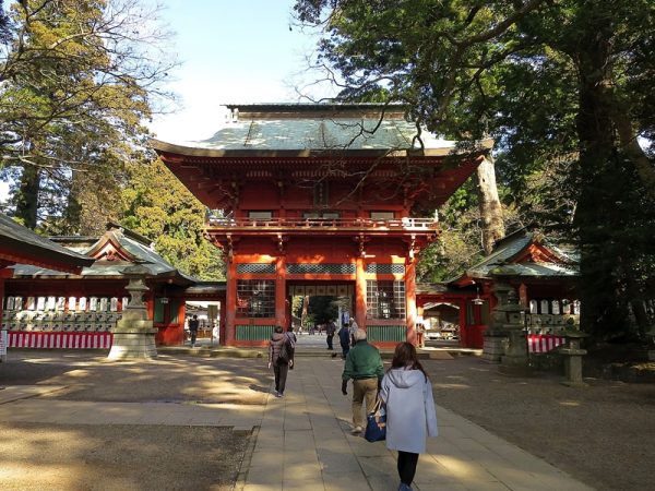 鹿島神宮の楼門。扁額の「鹿島神宮」の文字は、東郷平八郎の揮毫によるもの。</br>楼門をくぐった先の奥参道は、杉などの巨木の間を抜けて行く荘厳な雰囲気が味わえる道