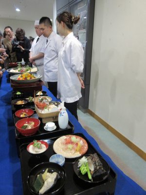 およそ200年前、1813年（文化10）、大坂・道修町の会所で、長崎奉行所関係者に提供された御膳料理を、日本料理店主、拵山一希氏が再現。大阪くらしの今昔館所蔵の食器に盛って披露した