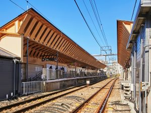2016年12月にリニューアルした戸越銀座駅。木造ホームにはシザーストラス工法を採用。提供／東急電鉄
