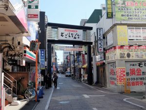 10年がかりで活性化の取り組みを続けてきた戸越銀座商店街。2016年4月には電柱の地中化も行われた
